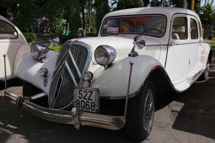 Đội nắng chiêm ngưỡng hàng trăm xe cổ ở Sài Gòn. - Ảnh 9.