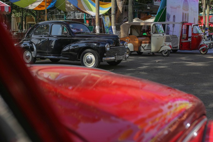 Đội nắng chiêm ngưỡng hàng trăm xe cổ ở Sài Gòn. - Ảnh 15.
