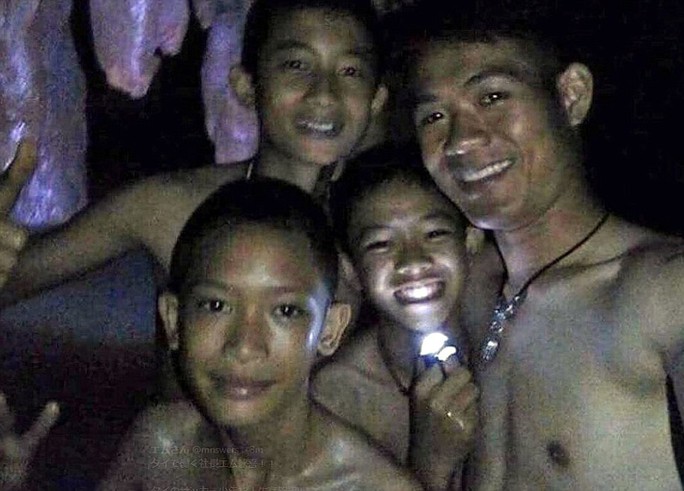 Tìm thấy các cậu bé mắc kẹt trong hang động Thái Lan - Ảnh 6.