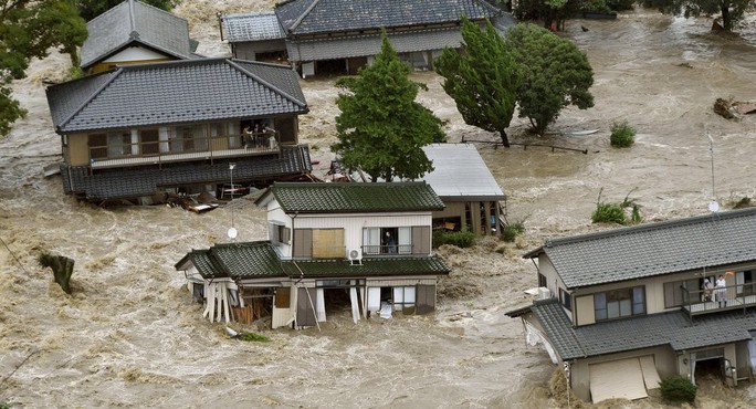 Nhật Bản: Mưa gió tới mức cuốn người trên cầu rơi xuống sông chết đuối - Ảnh 1.