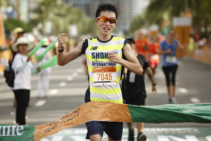 VĐV Suzaki Yuuya về nhất 42 km, cuộc thi Marathon Quốc tế Đà Nẵng - Ảnh 1.