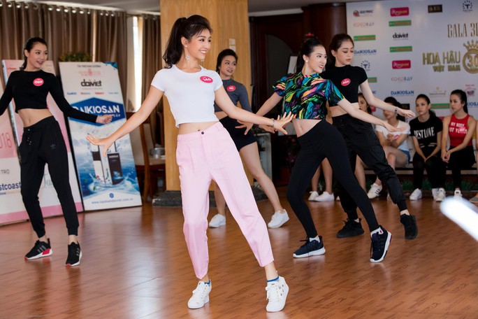 Thí sinh Hoa hậu Việt Nam 2018 ráo riết tập luyện cho cuộc đua chính thức - Ảnh 7.