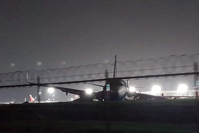 Máy bay Trung Quốc trượt khỏi đường băng, một động cơ rời ra - Ảnh 2.