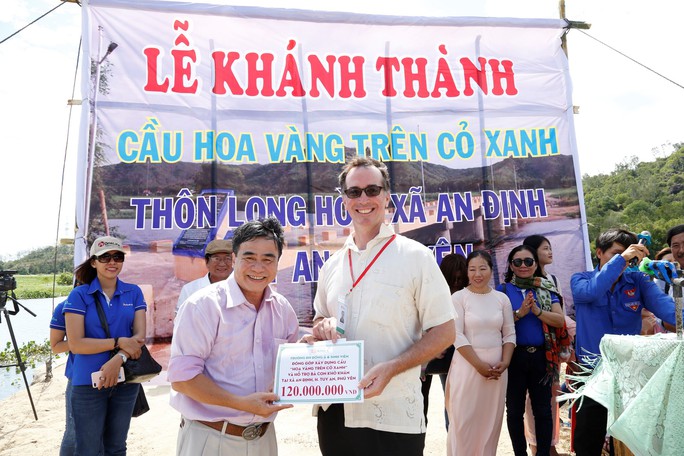 Sinh viên Trường ĐH Đông Á đóng góp xây dựng cầu Hoa vàng trên cỏ xanh - Ảnh 3.