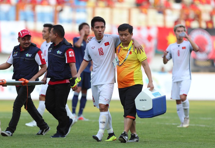 Hùng Dũng gãy ngón chân, chia tay ASIAD - Ảnh 1.