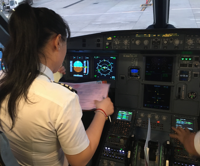 Nữ cơ trưởng Việt Nam đầu tiên của hãng hàng không giá rẻ - Ảnh 3.