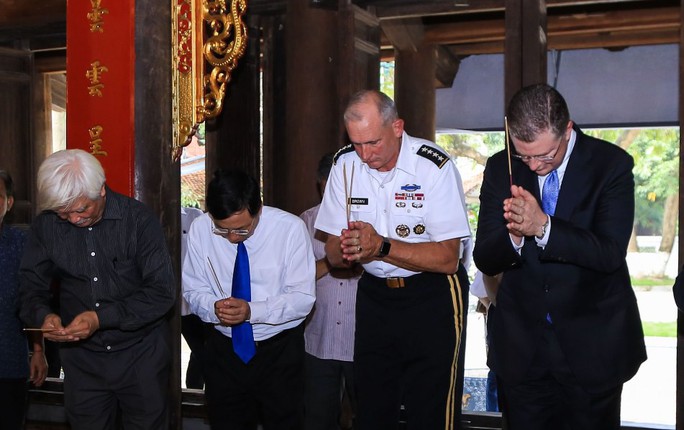 Đại tướng Mỹ thăm đền thờ Hai Bà Trưng - Ảnh 16.