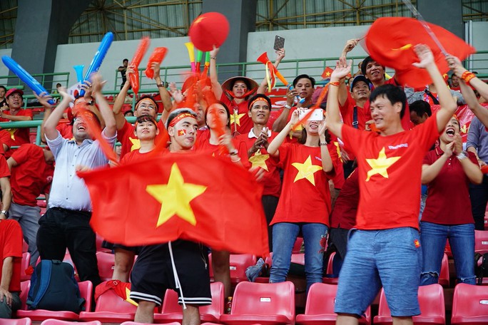 Đổ xô mua tour sang Indonesia xem Olympic Việt Nam đá trận bán kết - Ảnh 1.