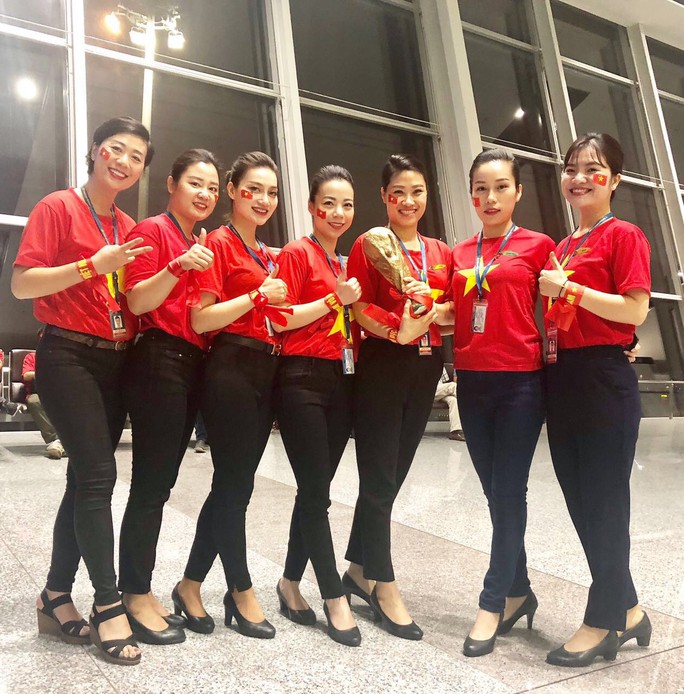 CĐV nhuộm đỏ các chuyến bay sang Jakarta tiếp lửa cho Olympic Việt Nam - Ảnh 6.