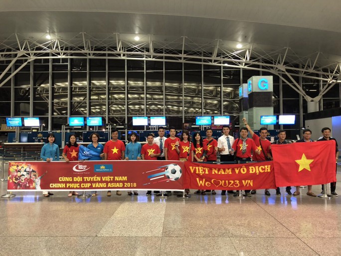CĐV nhuộm đỏ các chuyến bay sang Jakarta tiếp lửa cho Olympic Việt Nam - Ảnh 13.