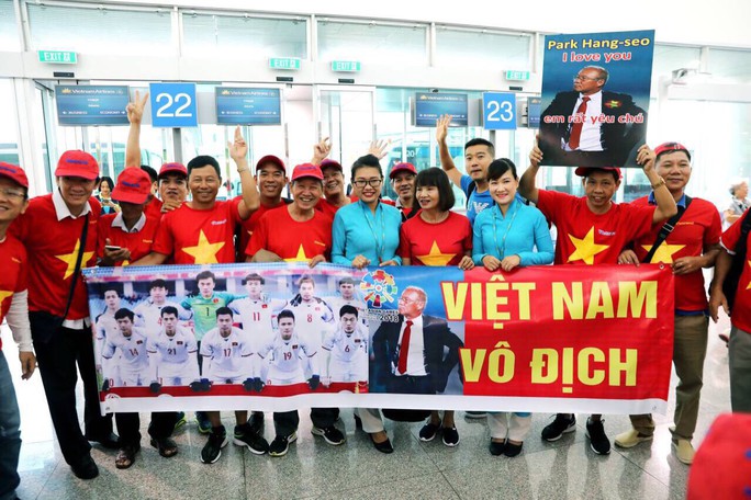 CĐV nhuộm đỏ các chuyến bay sang Jakarta tiếp lửa cho Olympic Việt Nam - Ảnh 15.