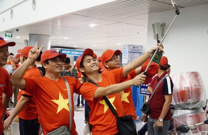 CĐV nhuộm đỏ các chuyến bay sang Jakarta tiếp lửa cho Olympic Việt Nam - Ảnh 25.