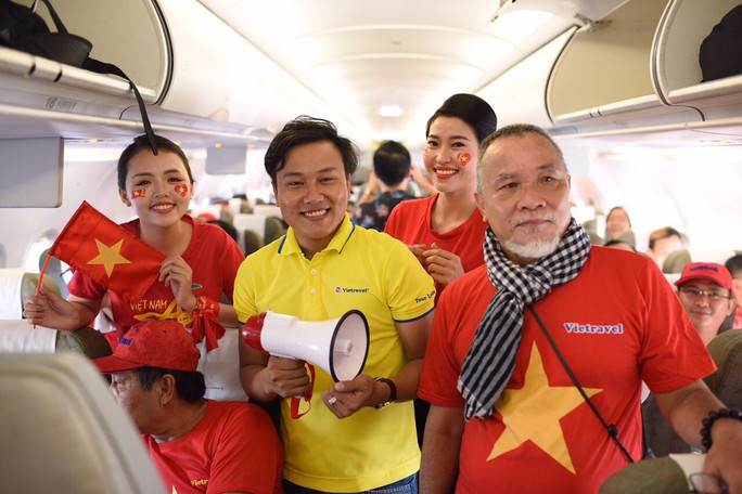 CĐV nhuộm đỏ các chuyến bay sang Jakarta tiếp lửa cho Olympic Việt Nam - Ảnh 5.