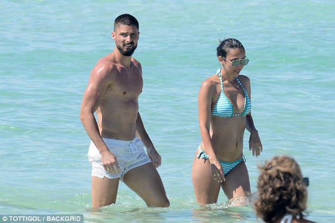 Giroud khoe cơ bụng 6 múi khi nghỉ dưỡng với vợ - Ảnh 3.