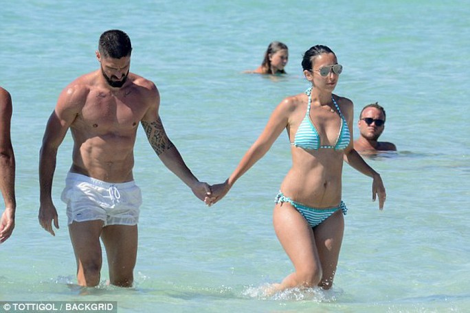 Giroud khoe cơ bụng 6 múi khi nghỉ dưỡng với vợ - Ảnh 2.