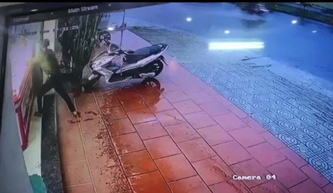 Trộm, cướp tiệm vàng táo tợn ở Quảng Nam - Ảnh 2.