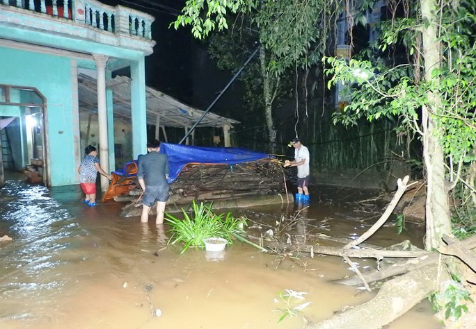 Lũ xô đổ cầu treo, nước ngập lên tới nóc nhà - Ảnh 11.