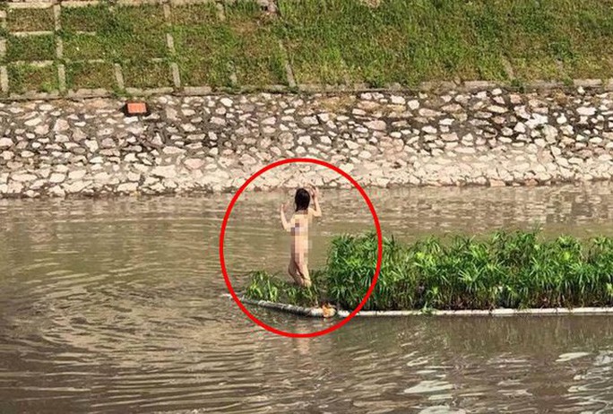 Cô gái trẻ mặc nội y bơi ra giữa sông Tô Lịch nhảy múa - Ảnh 1.