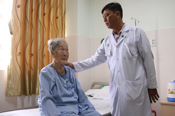 Điều trị thành công cho bà mẹ Việt Nam anh hùng 98 tuổi bị gãy xương đùi - Ảnh 1.