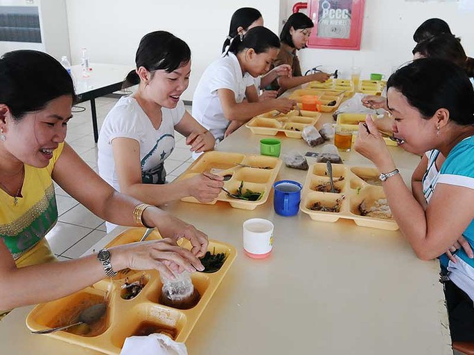 Suất cơm công nghiệp 12.000 đồng: Công nhân ăn gì? - Ảnh 1. Suất cơm công nghiệp 12.000 đồng: Công nhân ăn gì? - Ảnh 1.