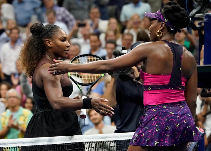 Clip: Serena Williams dễ dàng đánh bại chị gái, Nadal vất vả trước tài năng trẻ - Ảnh 1.