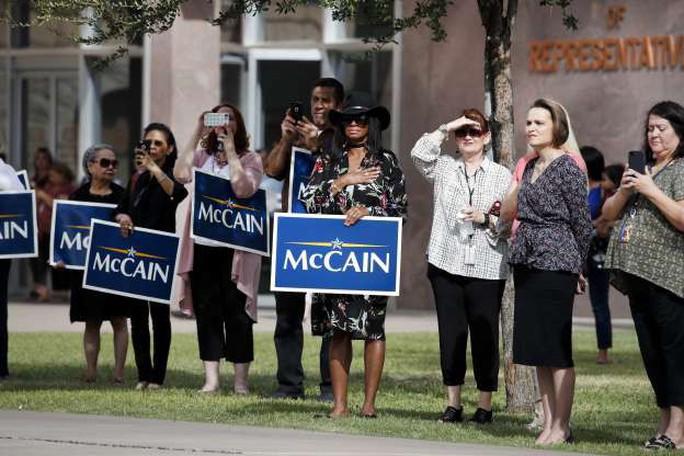 Ông Trump không tham gia các nghi lễ tưởng niệm ông McCain - Ảnh 8.