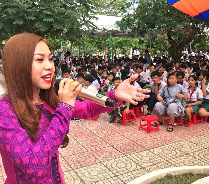Nghệ sĩ Bình Tinh dốc sức đưa sân khấu vào trường học - Ảnh 5.
