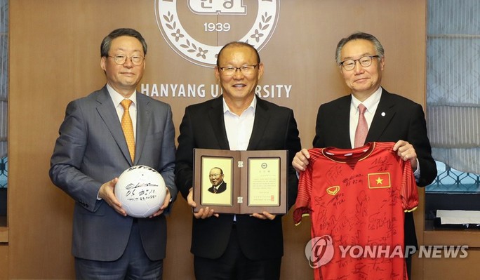 HLV Park Hang-seo nhận giải của đại học Hanyang - Ảnh 2.