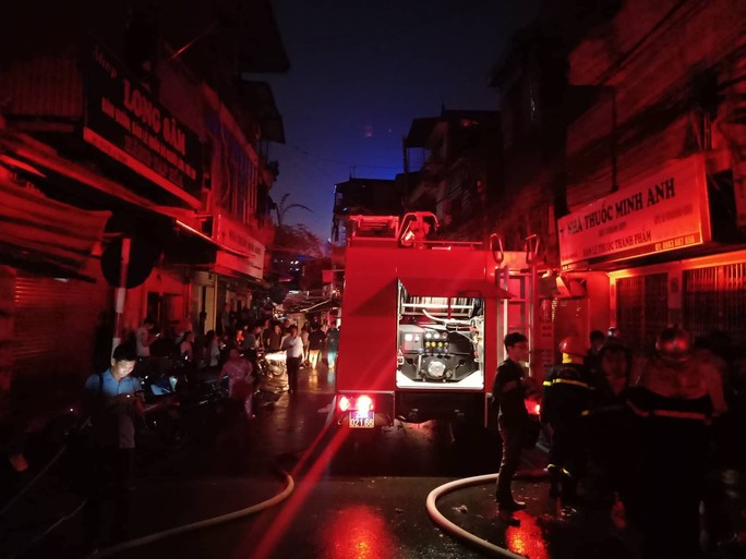 Cháy lớn gần Bệnh viện Nhi Trung ương, khẩn cấp sơ tán bệnh nhân - Ảnh 3.