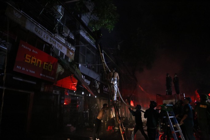 Cháy lớn gần Bệnh viện Nhi Trung ương, khẩn cấp sơ tán bệnh nhân - Ảnh 12.