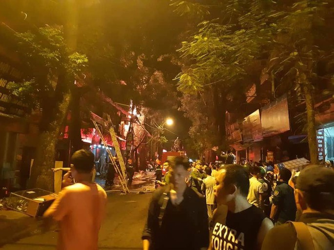 Cháy lớn gần Bệnh viện Nhi Trung ương, khẩn cấp sơ tán bệnh nhân - Ảnh 7.