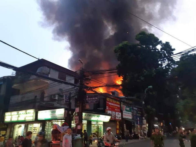 Cháy lớn gần Bệnh viện Nhi Trung ương, khẩn cấp sơ tán bệnh nhân - Ảnh 2.