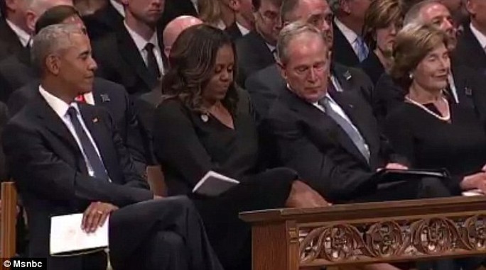 Ông Bush chia kẹo cho bà Obama trong lễ tang TNS McCain - Ảnh 2.