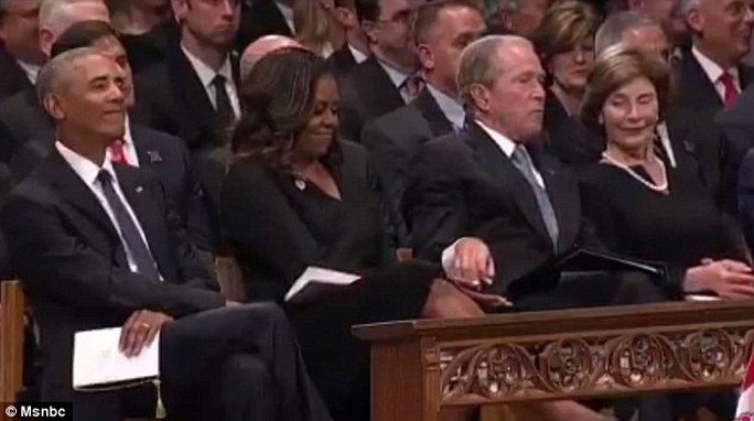 Ông Bush chia kẹo cho bà Obama trong lễ tang TNS McCain - Ảnh 1.