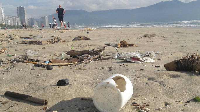 Hơn 7 tấn rác thải bủa vây 8km bờ biển Đà Nẵng - Ảnh 1.