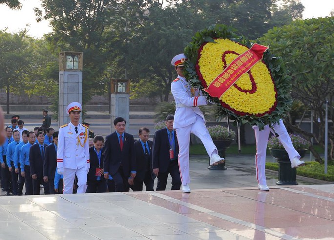 Chùm ảnh đại biểu dự Đại hội XII Công đoàn Việt Nam viếng Lăng Chủ tịch Hồ Chí Minh - Ảnh 2.