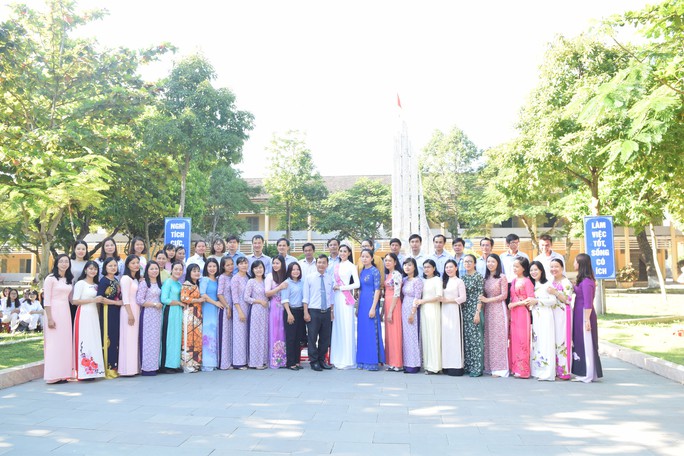 Hoa hậu Trần Tiểu Vy dự buổi chào cờ ở trường cũ - Ảnh 6.