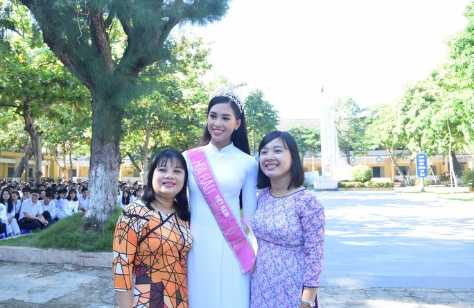Hoa hậu Trần Tiểu Vy dự buổi chào cờ ở trường cũ - Ảnh 5.