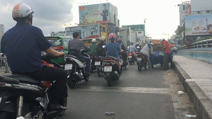 Xe bán hàng chiếm dụng cầu Kiệu - Ảnh 1.