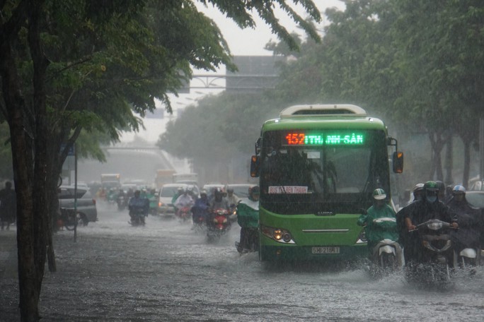 Mưa nhỏ cũng khiến đường vào sân bay ngập lênh láng - Ảnh 2.