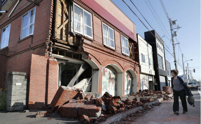 Nhật Bản: Động đất mạnh, hàng trăm cuộc gọi báo người mất tích - Ảnh 1.