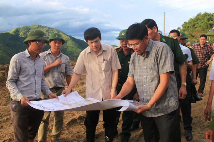 Trung chuyển 32.000 lít xăng dầu qua Lào đưa về tiếp tế cho Mường Lát - Ảnh 3.