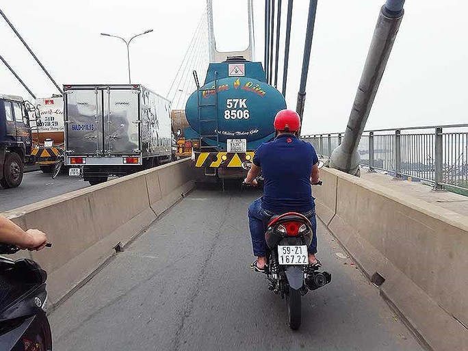 Xử lý xe bồn chạy vào làn xe máy ở Cầu Phú Mỹ thế nào? - Ảnh 1.