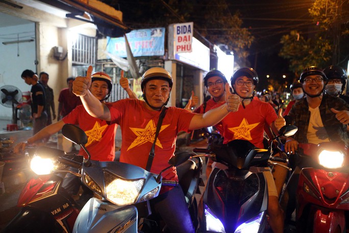 Người dân TP HCM và Vũng Tàu đổ ra đường mừng U23 Việt Nam - Ảnh 13.