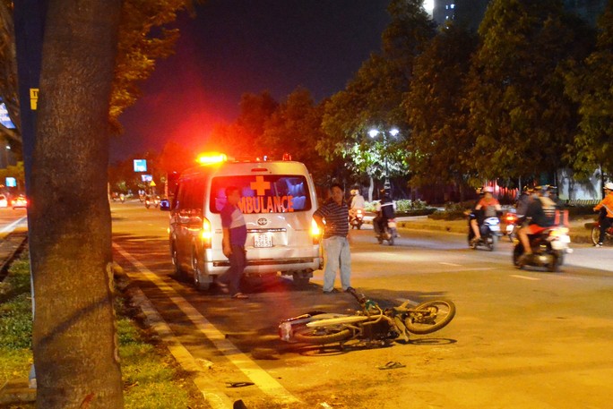 TP HCM: Một thanh niên tử vong cạnh chiếc xe biến dạng bên đường - Ảnh 1.