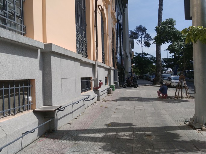 Trở lại những bãi giữ xe vua trên vỉa hè quận 1 - Ảnh 2.