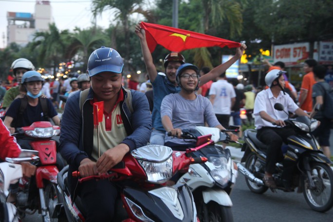 Clip người dân Tây Đô, Phú Quốc reo hò trong niềm vui chiến thắng của U23 Việt Nam - Ảnh 8.