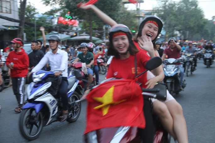 Clip người dân Tây Đô, Phú Quốc reo hò trong niềm vui chiến thắng của U23 Việt Nam - Ảnh 9.