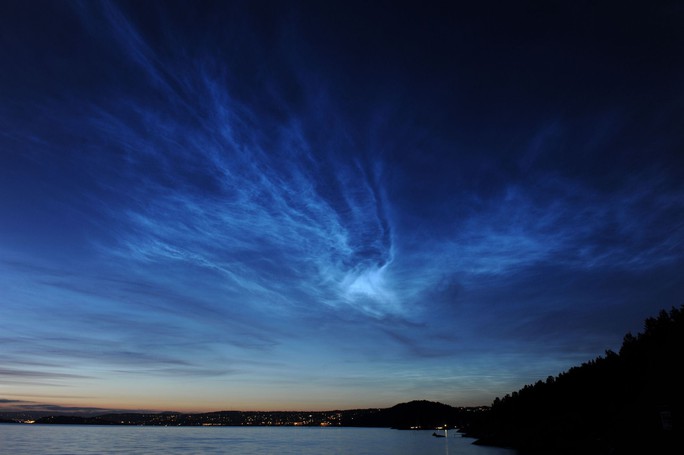 Những đám mây điện xanh kỳ lạ trên bầu trời Nam Cực - Ảnh 2.