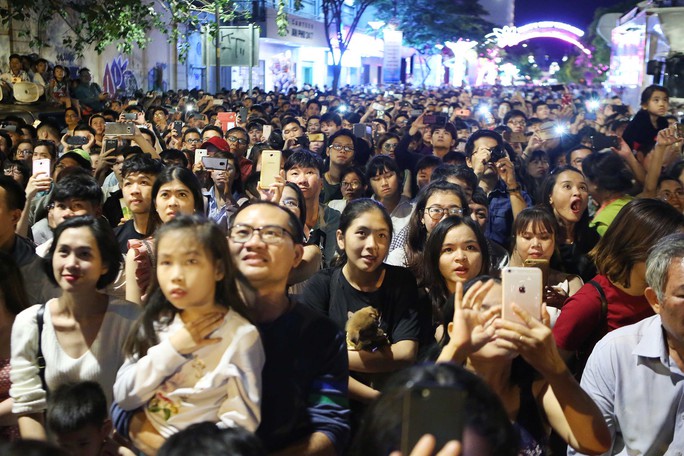 Clip: TP HCM tưng bừng đón năm mới 2019 - Ảnh 13.